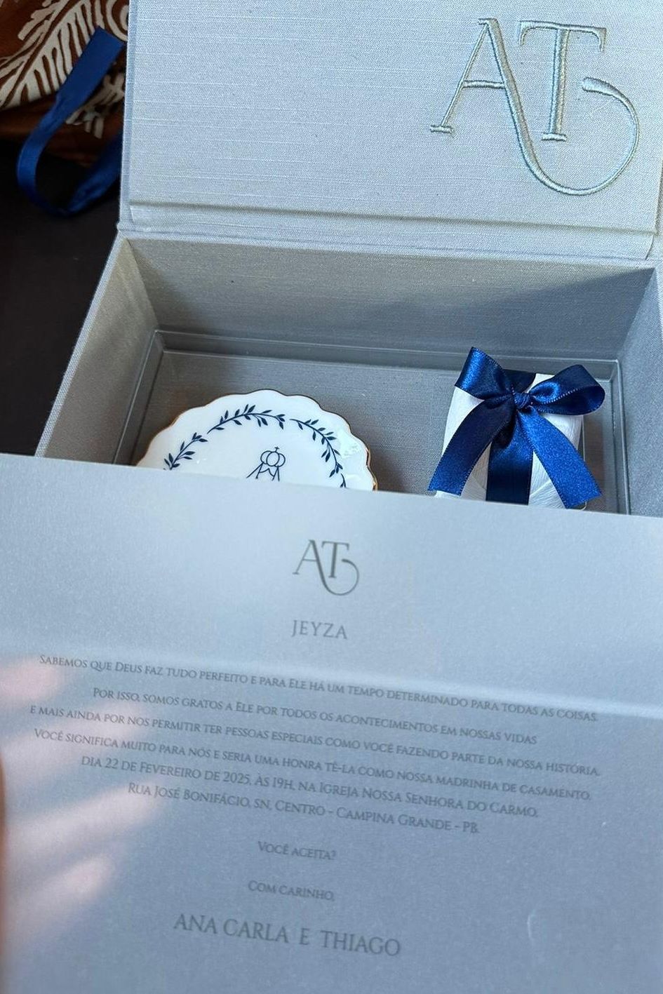 Convite de casamento de Ana Carla e Thiago, em caixa com laço