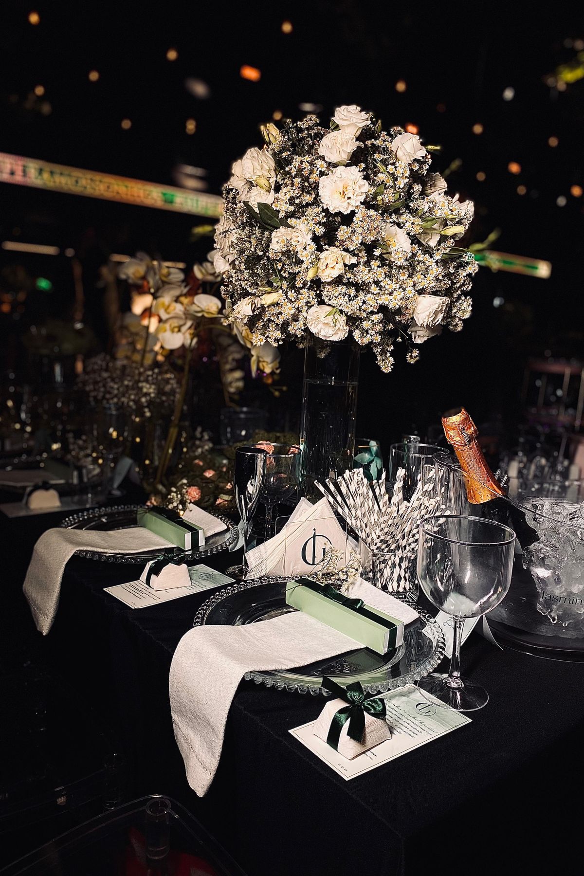 Mesa posta de formatura, com menu, marcador de lugar e balde personalizado