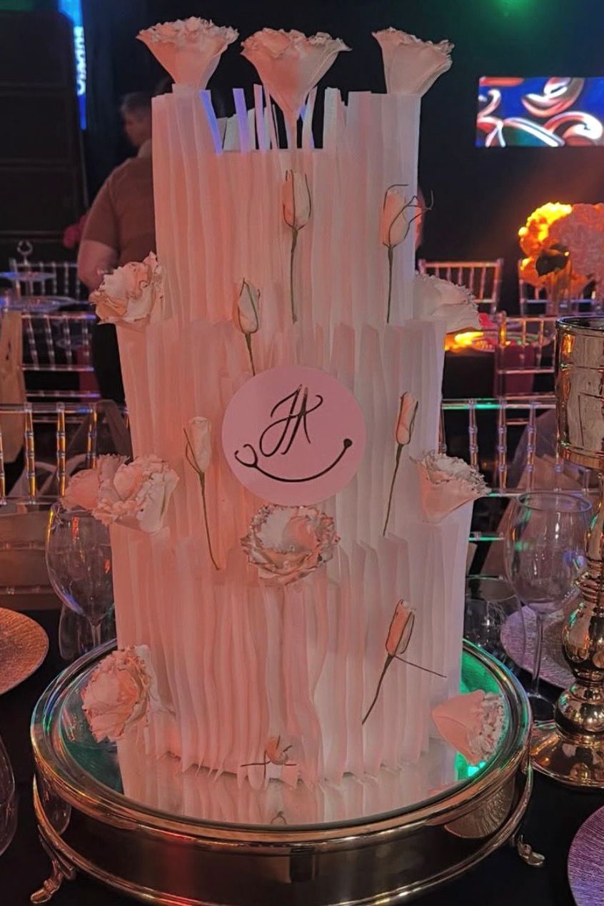 Bolo de formatura em rosa, com monograma no centro
